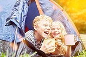 Kinder im Zelt beim Campen (c) Adobe Stock | Robert Kneschke