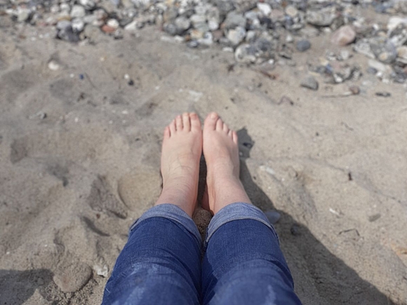 Barfuss am Strand Schönhagen mit den Füßen im Sand