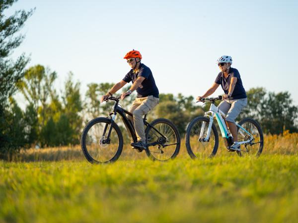 Paar beim Radfahren (c) iStock | amriphoto